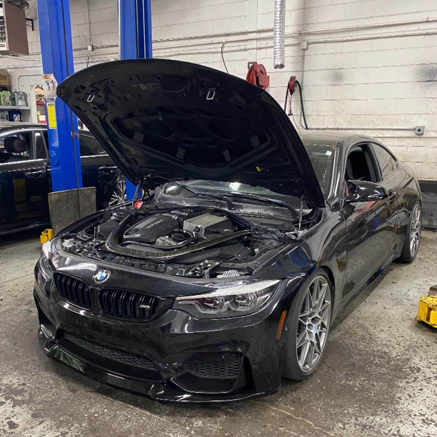 F82 M4 with the hood up during injector service